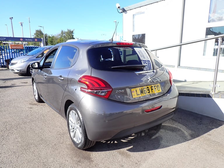 2019 Peugeot 208 1.2 PureTech Signature Hatchback 5dr Petrol Manual Euro 6