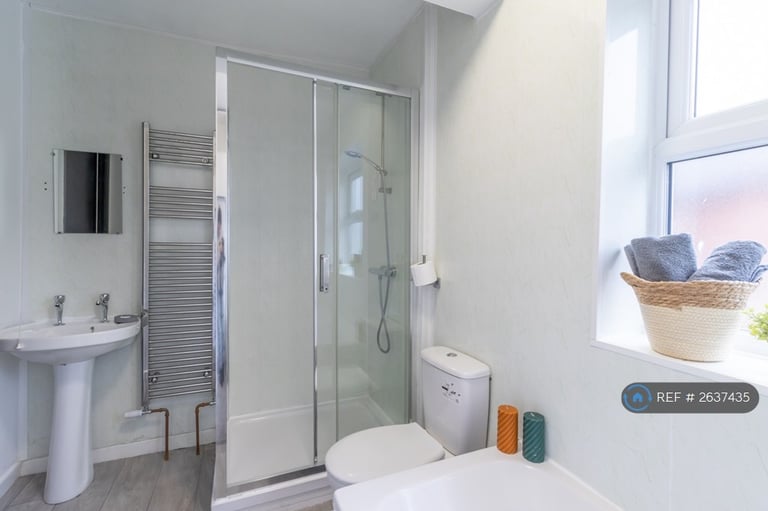 2 bedroom flat in Waverley Grove, Southsea, PO4 (2 bed) (#2637435)