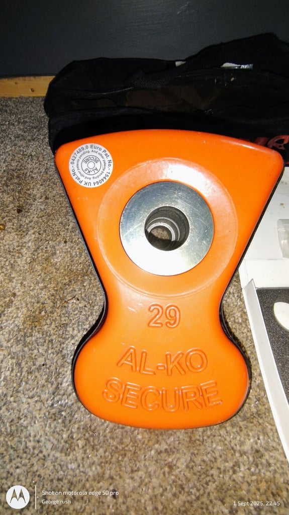 No 29 AL-KO caravan wheel locking kit 