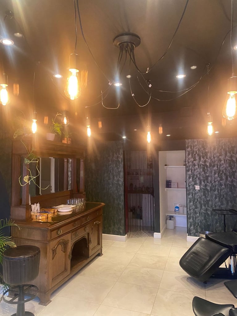Great city location for this shop unit - perfect for a beauty salon