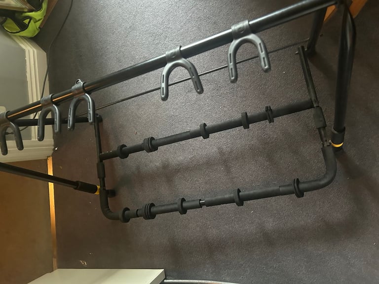 Foldable guitar rack for up to 6 guitars