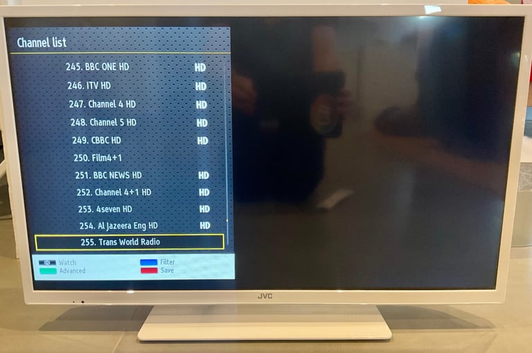 JVC 32 inch LED Smart TV with built-in DVD player PLUS RGTech Monarch 50 HD Aerial