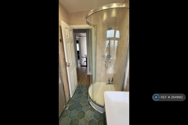 2 bedroom flat in Eastern Avenue, Ilford, IG2 (2 bed) (#2649182)