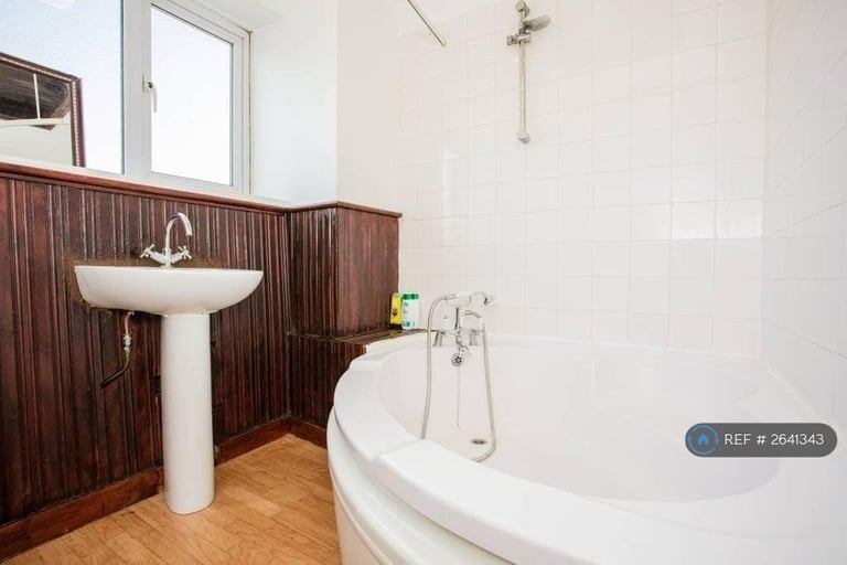 2 bedroom flat in Kerbey Street, London, E14 (2 bed) (#2641343)