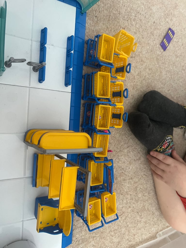 Mini brand shopping mart + lots of mini brand 