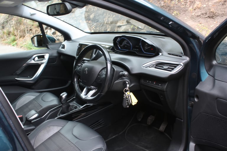 PEUGEOT 2008 1.2 PureTech Allure Premium 2019