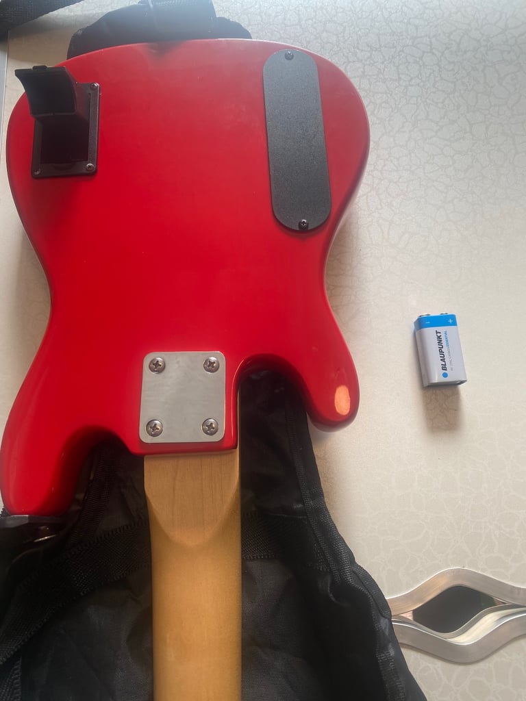 3rd Avenue Electric Guitar 3/4 Size built-in speaker and amp with Bag, Strap 