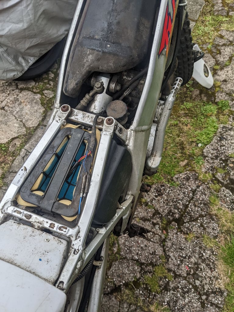 Breaking Yamaha tyz250 trials bike