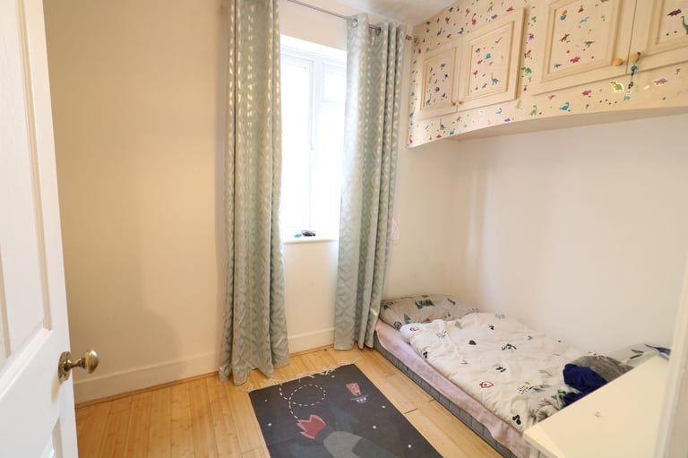 Three Bedroom End-Terrace House to Rent