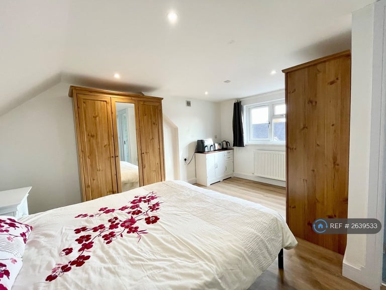 1 bedroom in Board School Road, Woking, GU21 (#2639533)