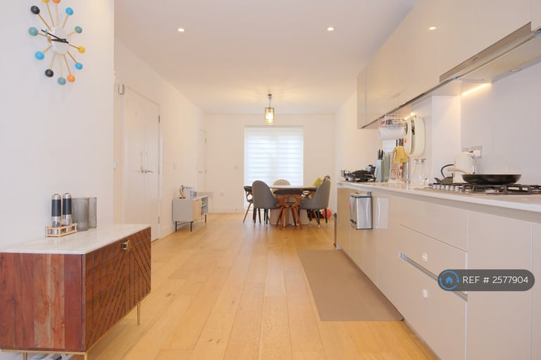 4 bedroom house in Clay Farm Drive, Trumpington, Cambridge, CB2 (4 bed) (#2577904)