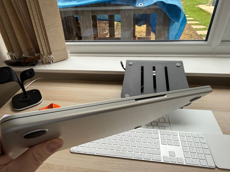 2022 Apple M2 MacBook Air - 16GB RAM, 256GB SSD - warranty until Jan 2026, only 38 battery cycles