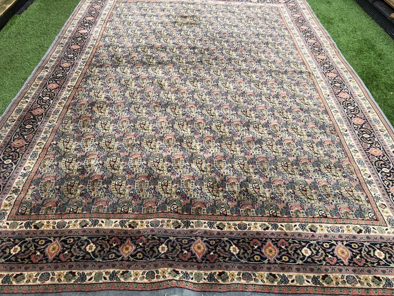 A LARGE HANDMADE VINTAGE  WOOL/SILK MIX RUG VERY GOOD CONDITION NO DAMAGE 363Cm X 250Cm , DELIVERY