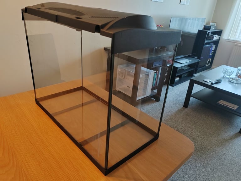 Aquarium Tetra 60x45x30 cm with original lighting.