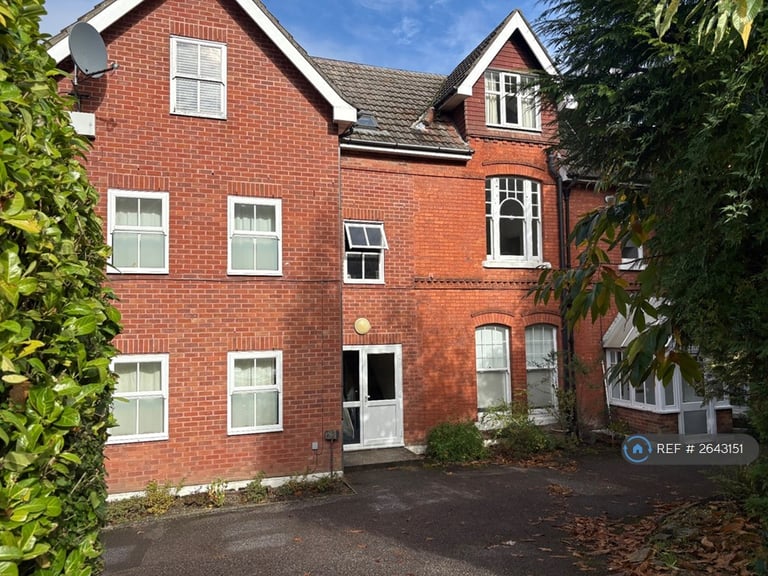 1 bedroom flat in Surrey Road, Bournemouth, BH4 (1 bed) (#2643151)