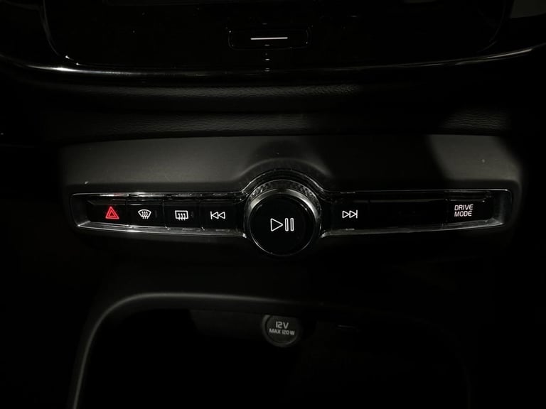 2020 Volvo XC40 2.0 D3 MOMENTUM 5d 148 BHP Estate Diesel Automatic