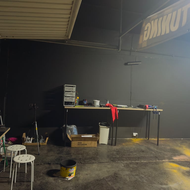 Warehouse to let / Unit to let / workshop / storage unit space  Amazon ebay 600 sq ft - 2000 sq ft