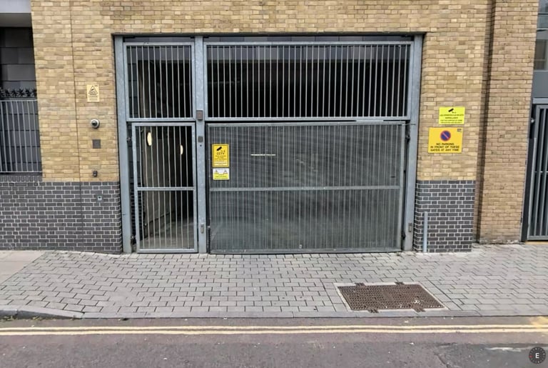 Secure, wide garage car parking space in De Beauvoir near Hoxton & Dalston