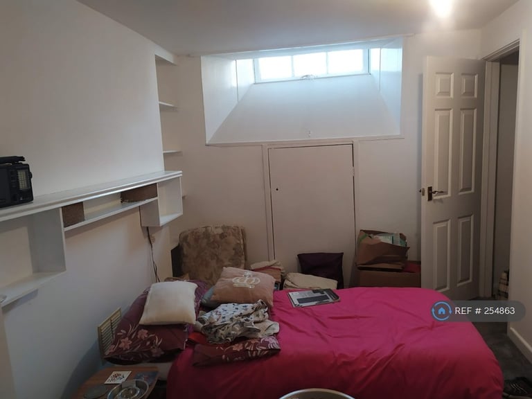 2 bedroom flat in Eastbrook Place, Dover, CT16 (2 bed) (#254863)