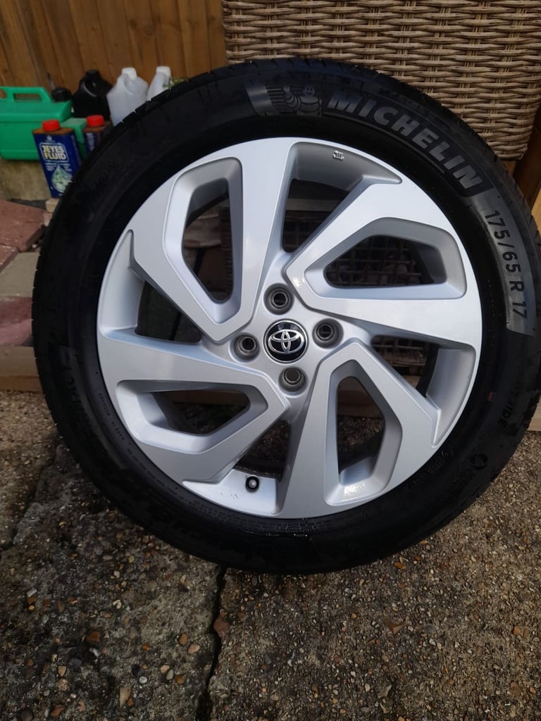 TOYOTA AYGO X 17" INCH ALLOY WHEEL TYRE 