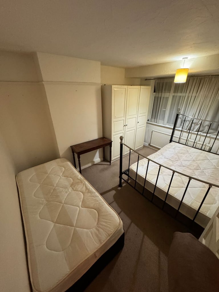 Spacious & Cosy double Room for Rent UB3 5HN