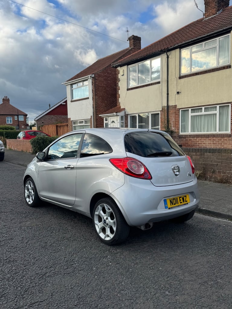 2011 FORD KA TITANIUM