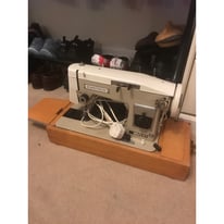 Seamstress sewing machine 