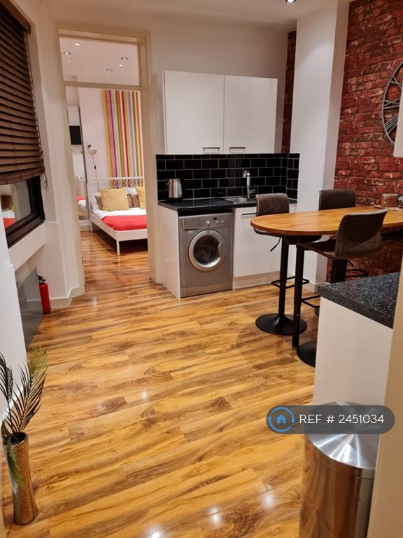 2 bedroom flat in Charing Cross Road, London, WC2H (2 bed) (#2451034)