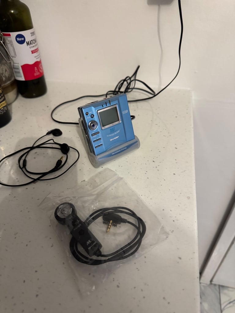 image for Sharp MT877 Portable Minidisc Player/ Recorder LP Inline Remote Docking Station