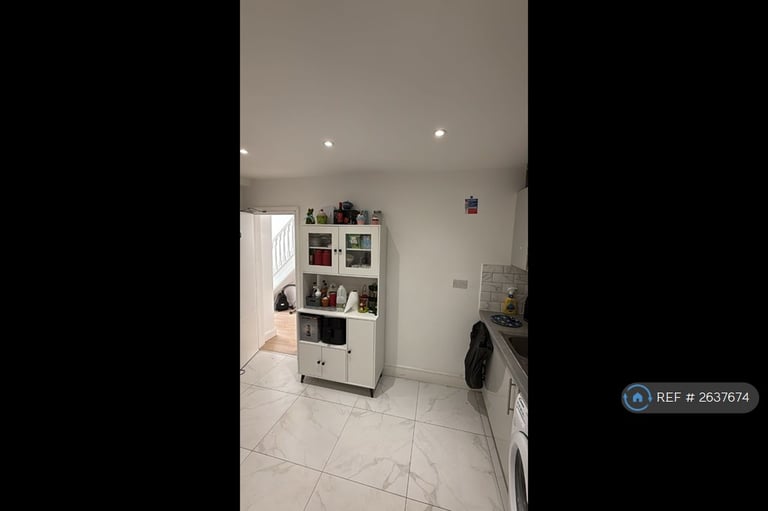 Studio flat in College Road, Cheshunt, Waltham Cross, EN8 (#2637674)