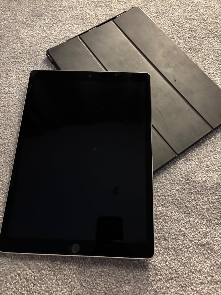 image for Apple iPad Pro 12.9” 256gb 2nd gen excellent condition 
