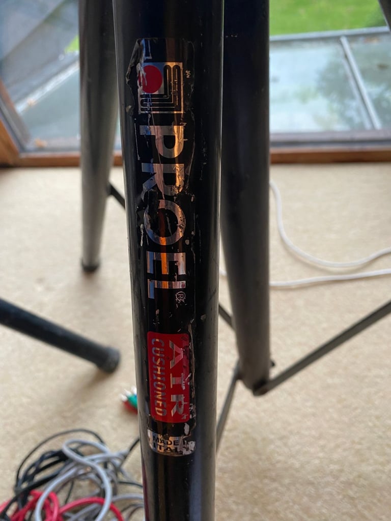  2x REDMAN Stereo Speakers and stands 300w + 100w