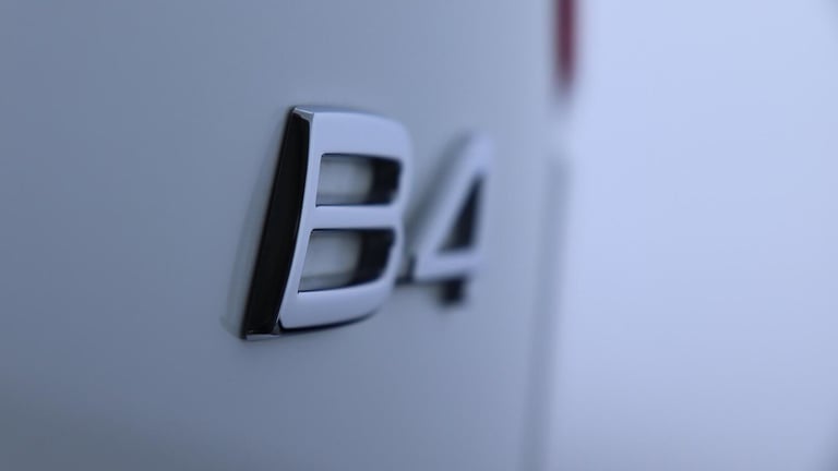2025 Volvo XC40 B4 (P) Ultra Bright (Sunroof, Pilot Assist, BLIS, Leather) ESTATE Petrol/Electric...