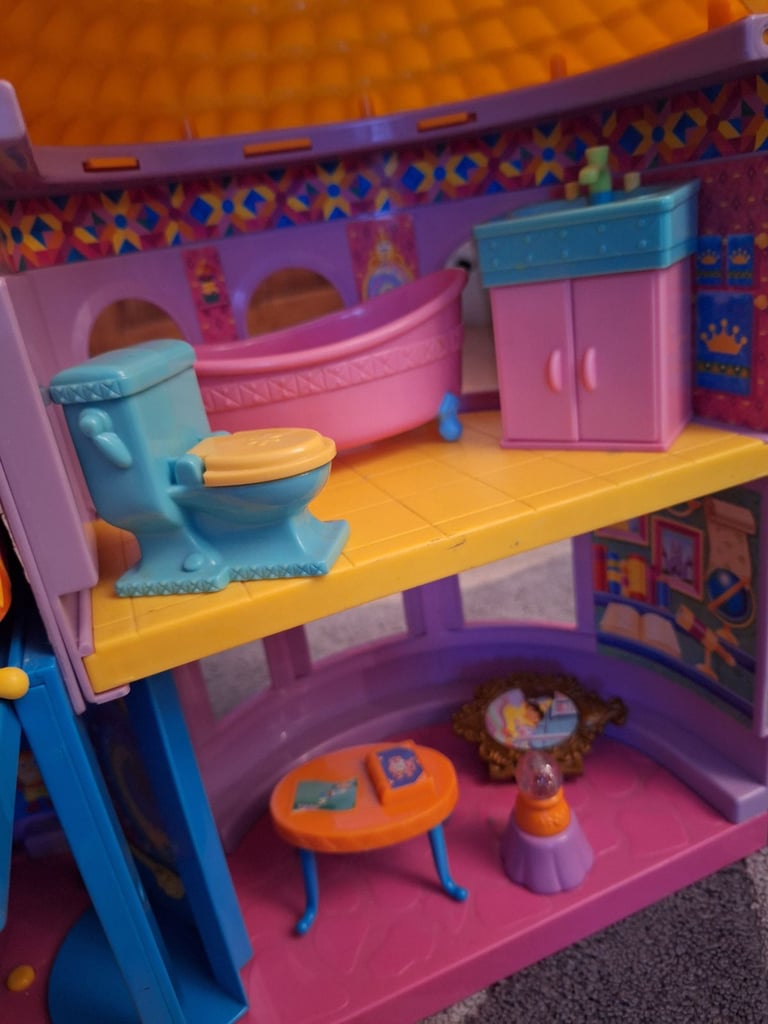 Kids play castle with furniture & people 