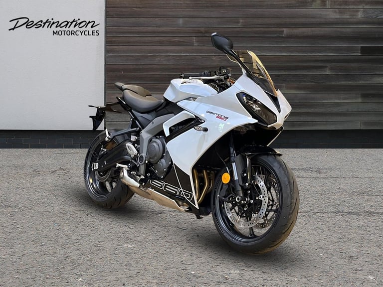 2025 Triumph Daytona 660 STANDARD TWIN COLOUR Petrol black 6 Speed