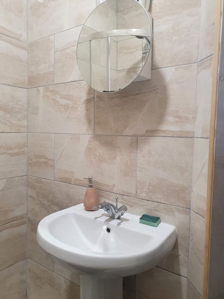 Full Ensuite Bedroom- Newcastle City Center-650PCM-All Bills Inc-No agents