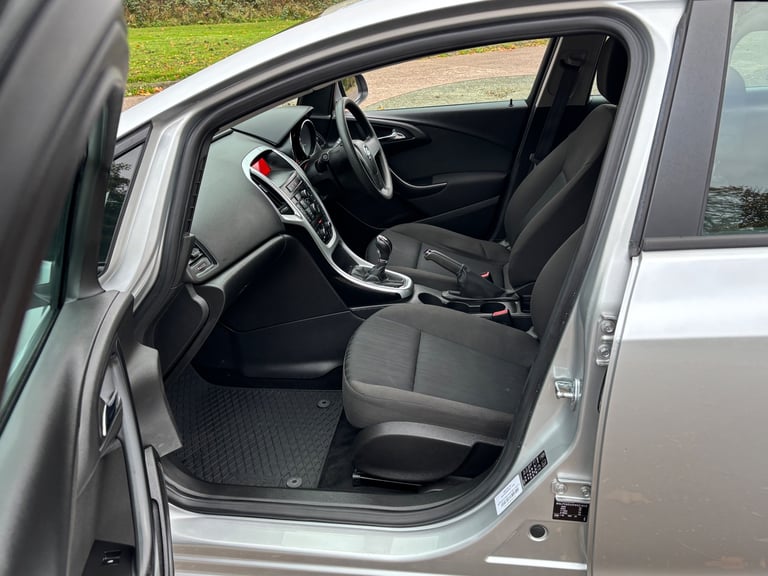 2014 Vauxhall Astra 1.3 Diesel Mot October 2026 Full Service History £20 Road Tax 