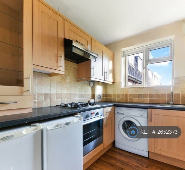 2 bedroom flat in Central Gardens, Morden, SM4 (2 bed) (#2652373)