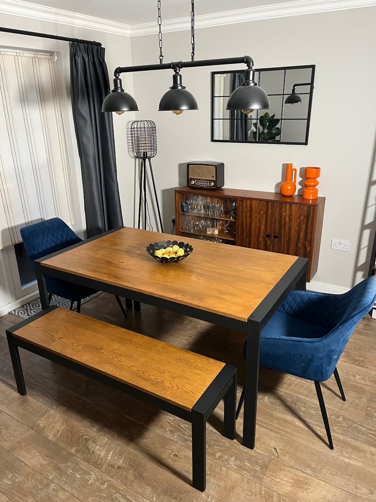 Stunning fully refurbished 6 person solid oak dining table set in urban/ industrial style