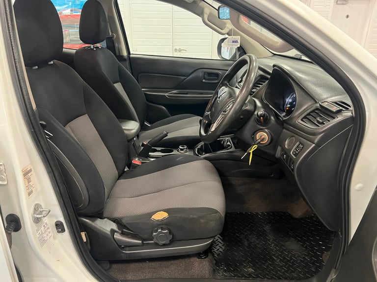 2020 Mitsubishi L200 4LIFE 2.3DI-D 150PS 4X4 DOUBLE CAB PICK UP C/W REAR PRO TOP (EURO 6) PICK UP...