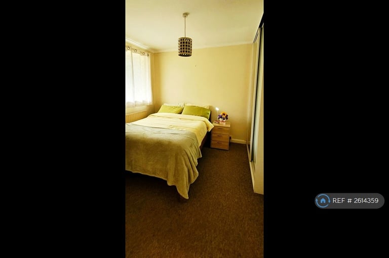 3 bedroom flat in Spencer Park, London, SW18 (3 bed) (#2614359)