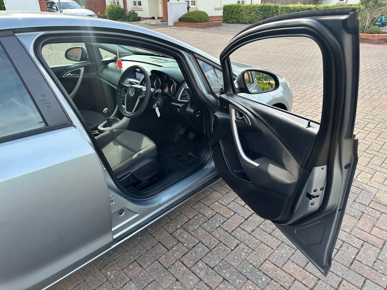 2011 Vauxhall Astra 1.4 16v Exclusiv Euro 5 5dr HATCHBACK Petrol Manual