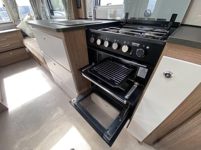2018 BAILEY UNICORN VALENCIA 4 BERTH TOURING CARAVAN