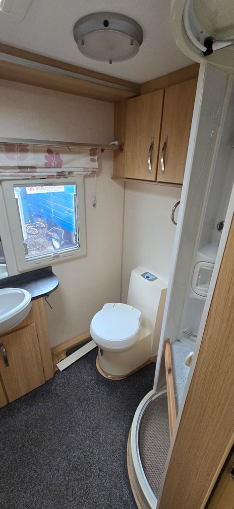 Coachman pastiche 524/4 berth 2011 motor mover fantastic condition large end bathroom