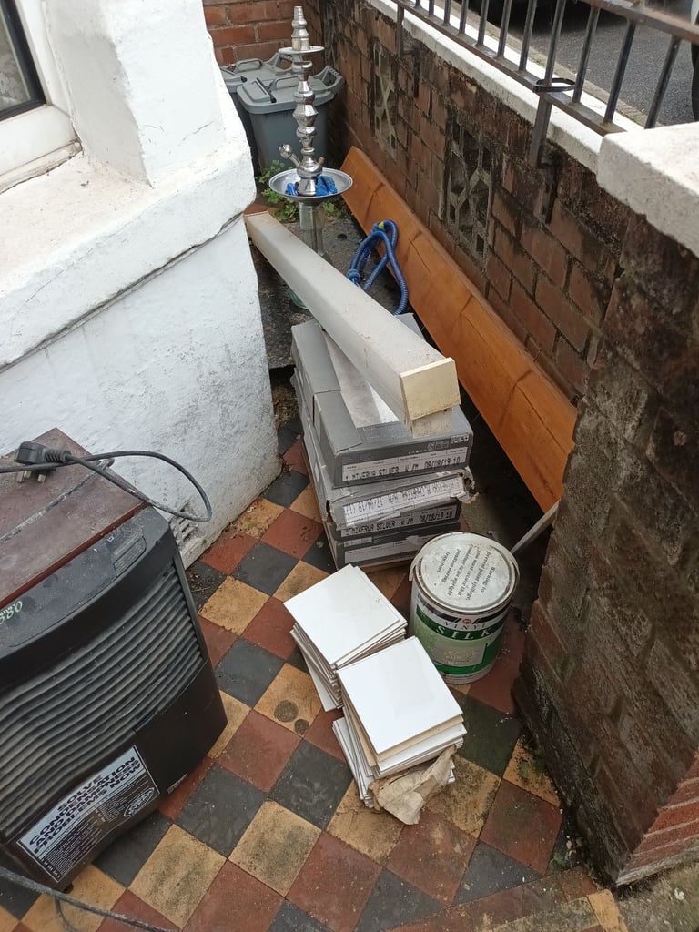 Random items in forecourt Powerscourt Road help yourself