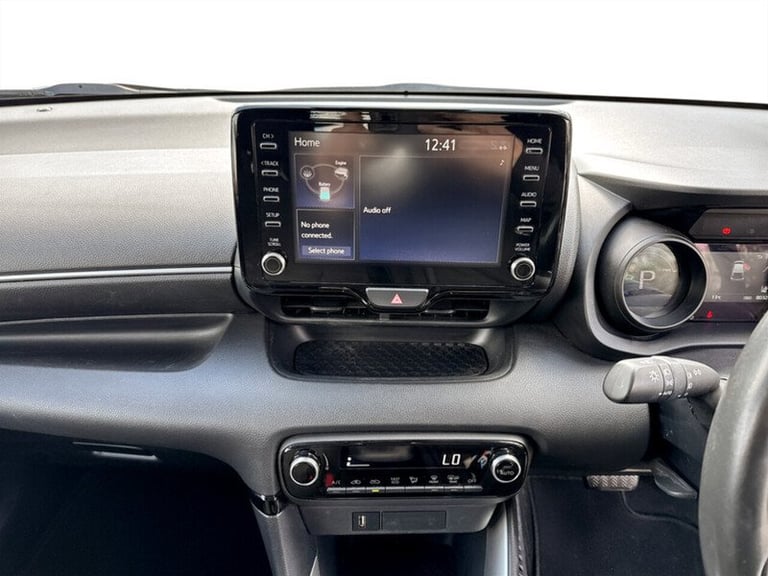  Toyota Yaris VVT-h Design Hatchback HYBRID Automatic