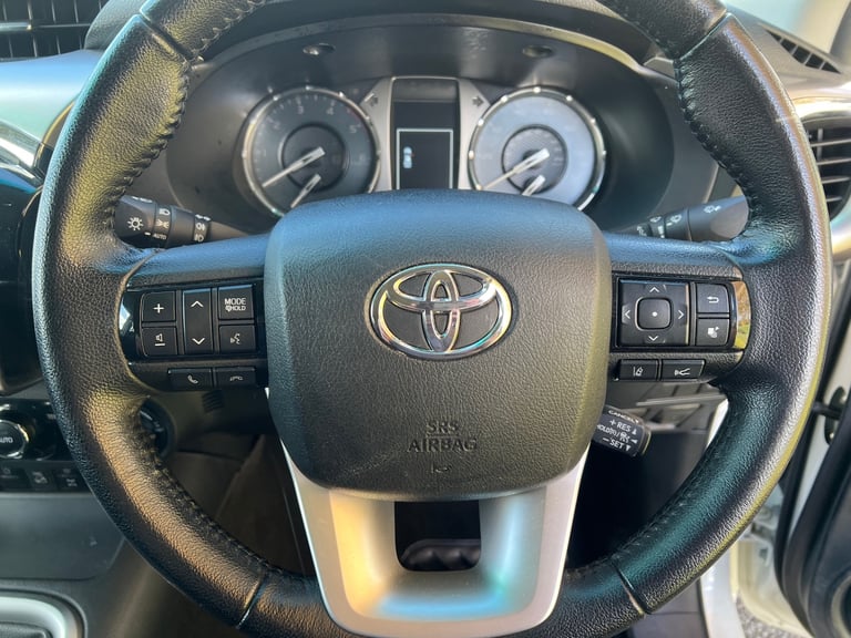 TOYOTA HILUX 2.4 D-4D 150PS INVINCIBLE MANUAL 4WD 4X4 PICKUP 71 REG 65,300 MILES