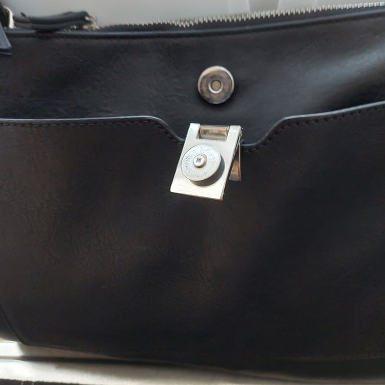 Large handbag two zips opening 