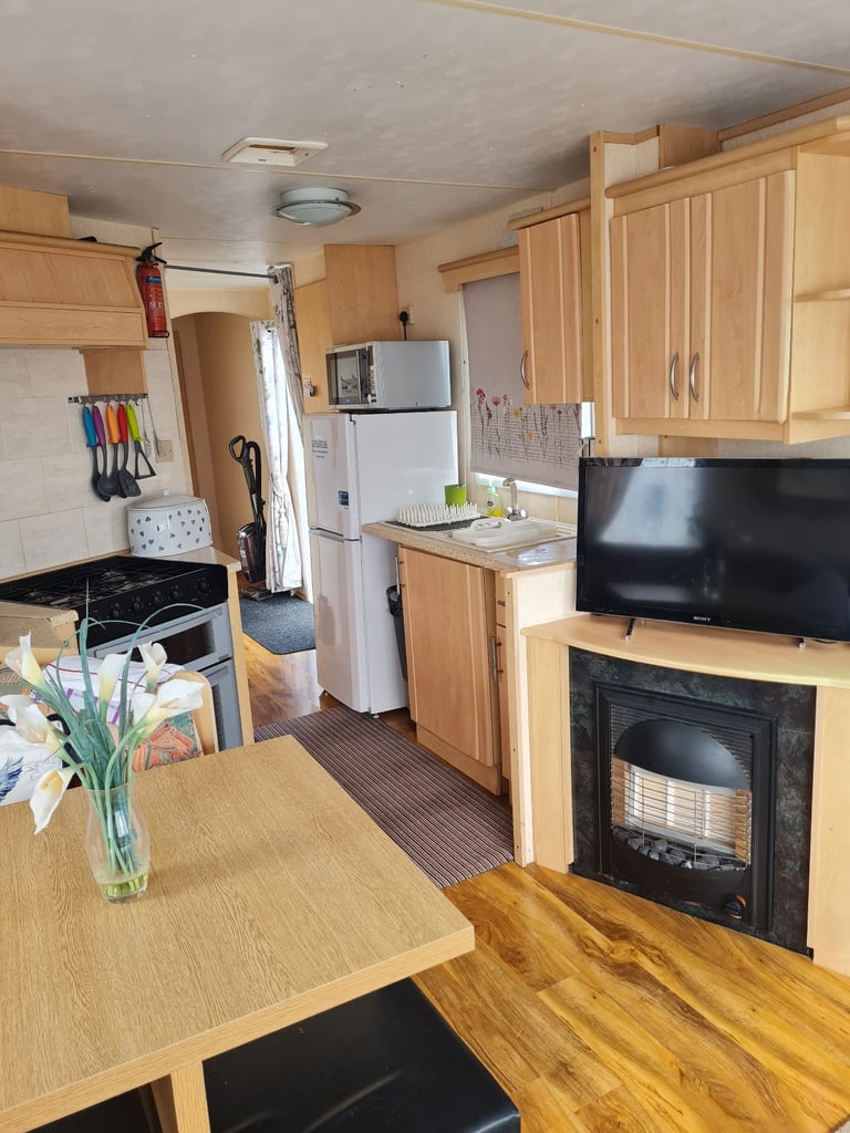 FOR HIRE/RENT/TO LET 8 BERTH 3 BEDROOMED CARAVAN AT CHAPEL ST LEONARDS SKEGNESS (NOT INGOLDMELLS)
