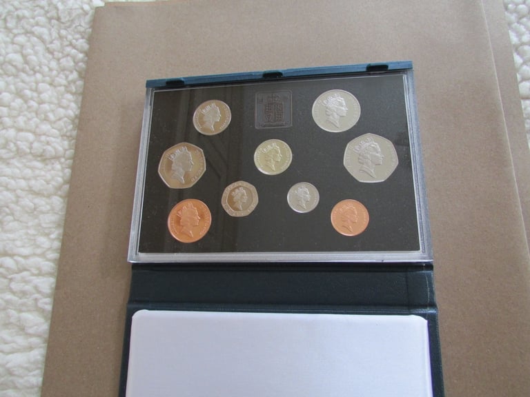 1992 UNITED KINGDOM PROOF COIN SET.